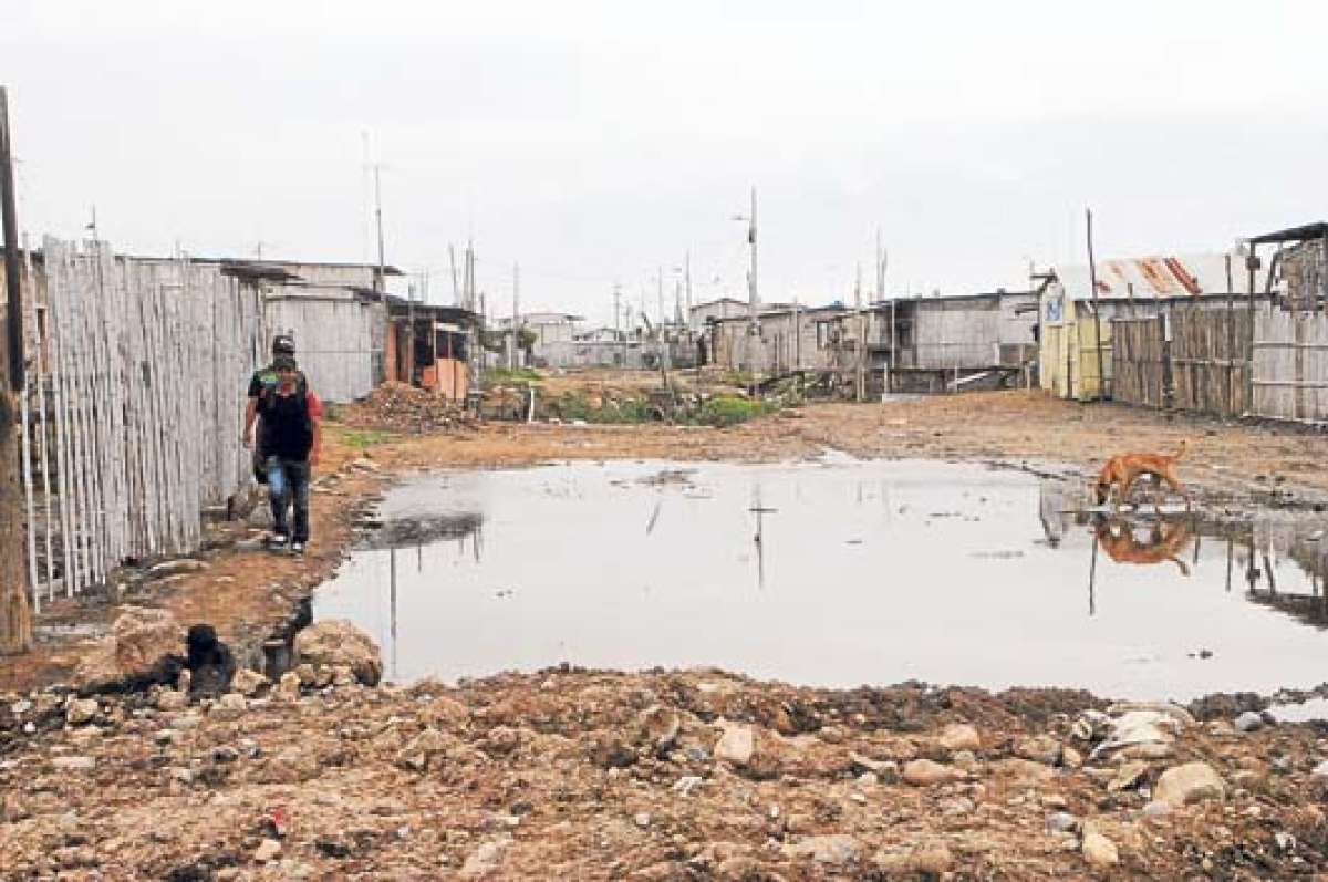Los habitantes de Santa Rosa temen que las lluvias causen inundaciones y se generen criaderos de mosquitos transmisores de enfermedades. Foto: Fabricio Cruz |  para El Tel&eacute;grafo