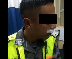 Los agentes recibieron atenci&oacute;n en el lugar por parte de sus compa&ntilde;eros y fueron trasladados al hospital de la Polic&iacute;a. Foto: Tomada del Twitter de Polic&iacute;a