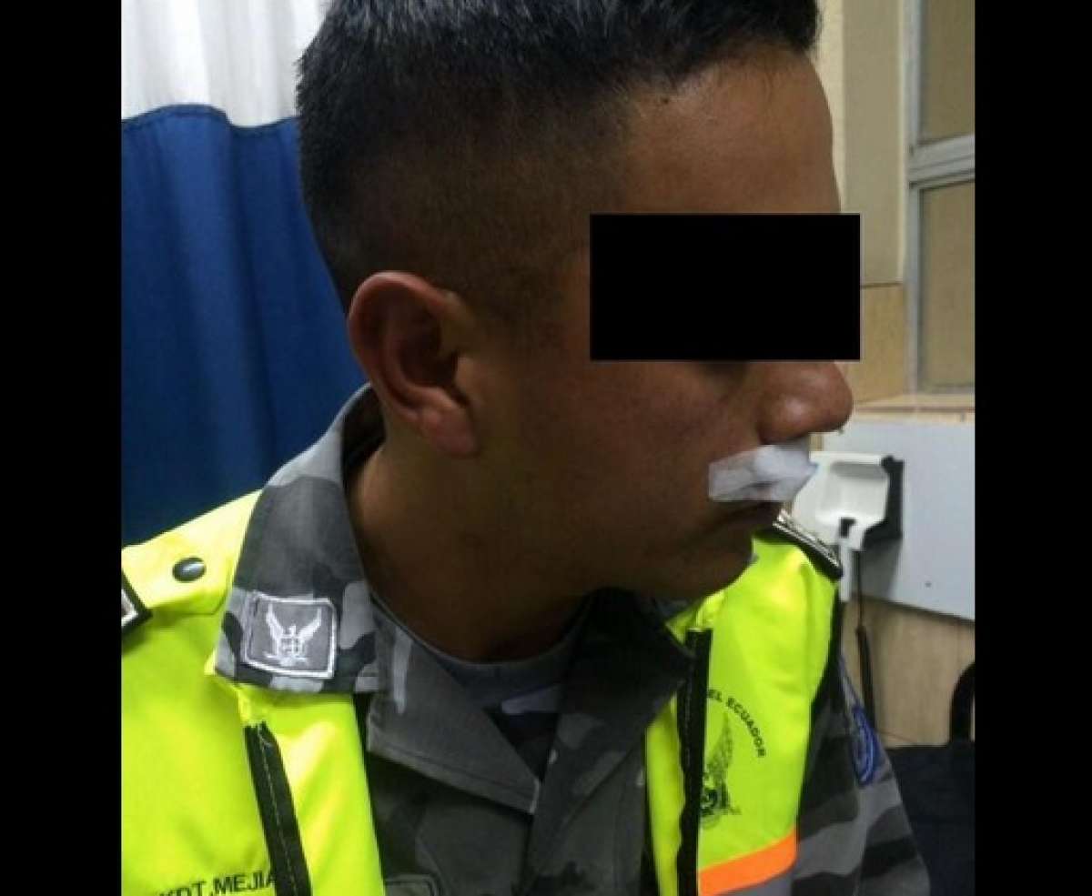 Los agentes recibieron atenci&oacute;n en el lugar por parte de sus compa&ntilde;eros y fueron trasladados al hospital de la Polic&iacute;a. Foto: Tomada del Twitter de Polic&iacute;a