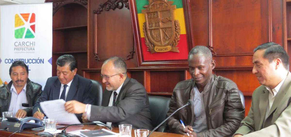 El alcalde Lenin Carrera y varias juntas parroquiales del cant&oacute;n realizaron la firma del convenio para la construcci&oacute;n del Puente sobre el R&iacute;o Mira, en "Coraz&oacute;n de Mundo Nuevo".