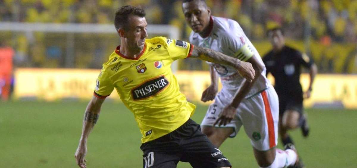 El argentino Dami&aacute;n D&iacute;az (c) fue el autor de la tercera conquista con la que los amarillos mantienen la punta en la segunda etapa del torneo nacional.