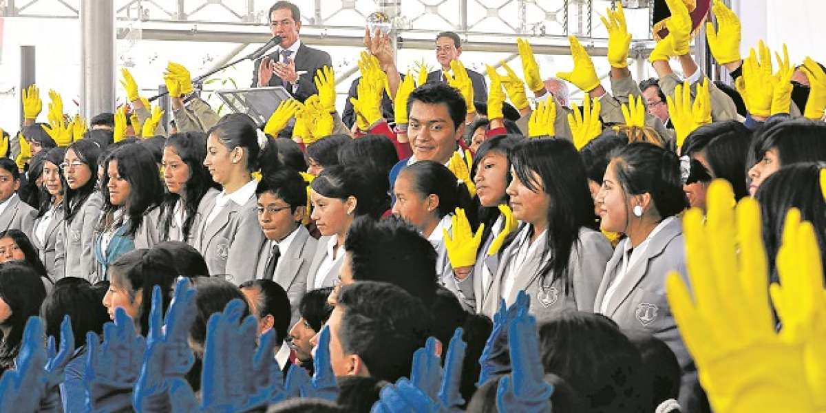 En 2013 alumnos se unieron al Pacto Social contra la Corrupci&oacute;n, impulsado por la Funci&oacute;n de Transparencia. Foto: Archivo
