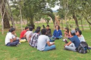 Los alumnos que se nivelar&aacute;n hasta finales de agosto reciben la &uacute;ltima clase del d&iacute;a en los exteriores de la Universidad. La maestra chilena, que vive en Yachay, dicta la c&aacute;tedra de biolog&iacute;a. FOTOS: JOHN GUEVARA.