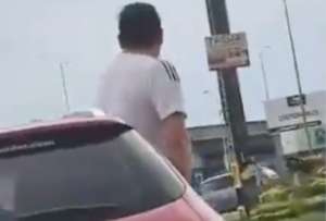 Un hombre habr&iacute;a orinado en un veh&iacute;culo en movimiento que circulaba por la autopista Narcisa de Jes&uacute;s, en Guayaquil. 