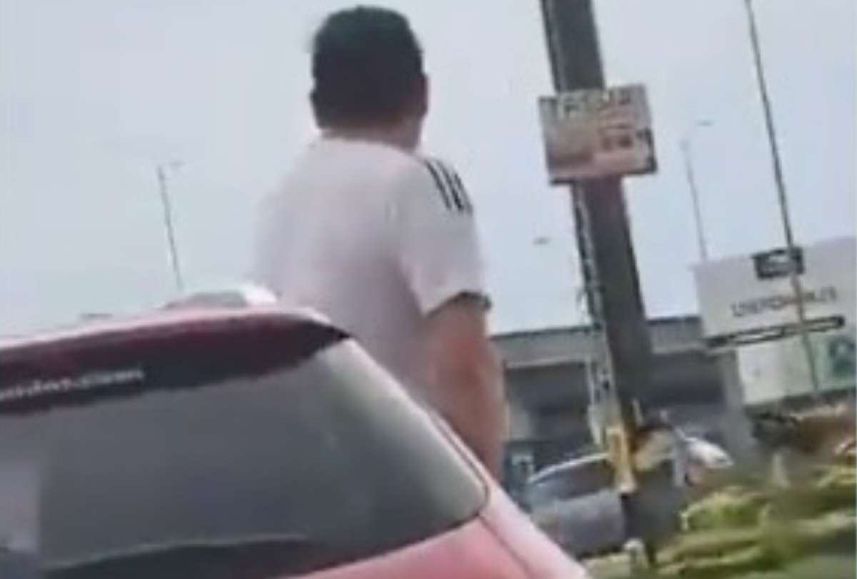 Un hombre habr&iacute;a orinado en un veh&iacute;culo en movimiento que circulaba por la autopista Narcisa de Jes&uacute;s, en Guayaquil. 
