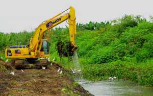 El Gobierno Provincial del Guayas invierte sus recursos en la limpieza de r&iacute;os para evitar inundaciones. Foto: cortes&iacute;a GAD provincial del Guayas.