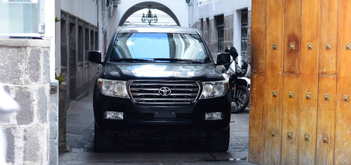 El decreto proh&iacute;be la adquisici&oacute;n de autom&oacute;viles de alta gama.