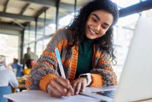 Estudiar en el extranjero es el sueño de muchos jóvenes. Pero antes de lanzarte a la aventura, necesitas planificación, papeles en regla y, sobre todo, información clara. Aquí te damos los tips clave para lograrlo sin contratiempos.
