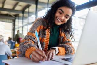 Estudiar en el extranjero es el sueño de muchos jóvenes. Pero antes de lanzarte a la aventura, necesitas planificación, papeles en regla y, sobre todo, información clara. Aquí te damos los tips clave para lograrlo sin contratiempos.