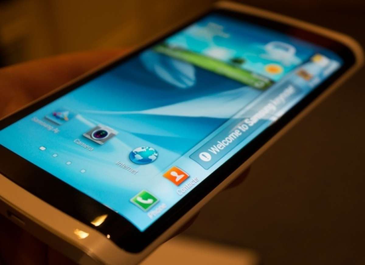 El Galaxy Note Edge presente pantalla curva donde ir&aacute;n aplicaciones y recordatorios definidos por el usuario. Foto: Internet