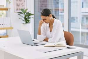 En el ámbito laboral hay trabajadores que enfrentan el agotamiento emocional o burnout. 