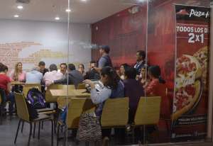 Rodas, Nebot y Carrasco terminaron su reuni&oacute;n en una pizzer&iacute;a del centro de Guayaquil. Foto: Karly Torres/El Tel&eacute;grafo 