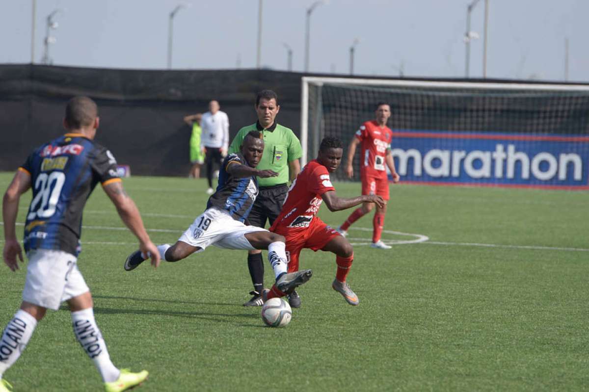 Jos&eacute; Angulo (19) disputa el bal&oacute;n con Jos&eacute; Luis Cazares en el medio campo. Foto: Karly Torres / El Tel&eacute;grafo.