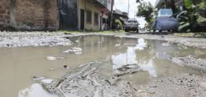 Debido a la falta de drenaje pluvial y pavimentaci&oacute;n, las lluvias recientes ocasionan anegaciones.