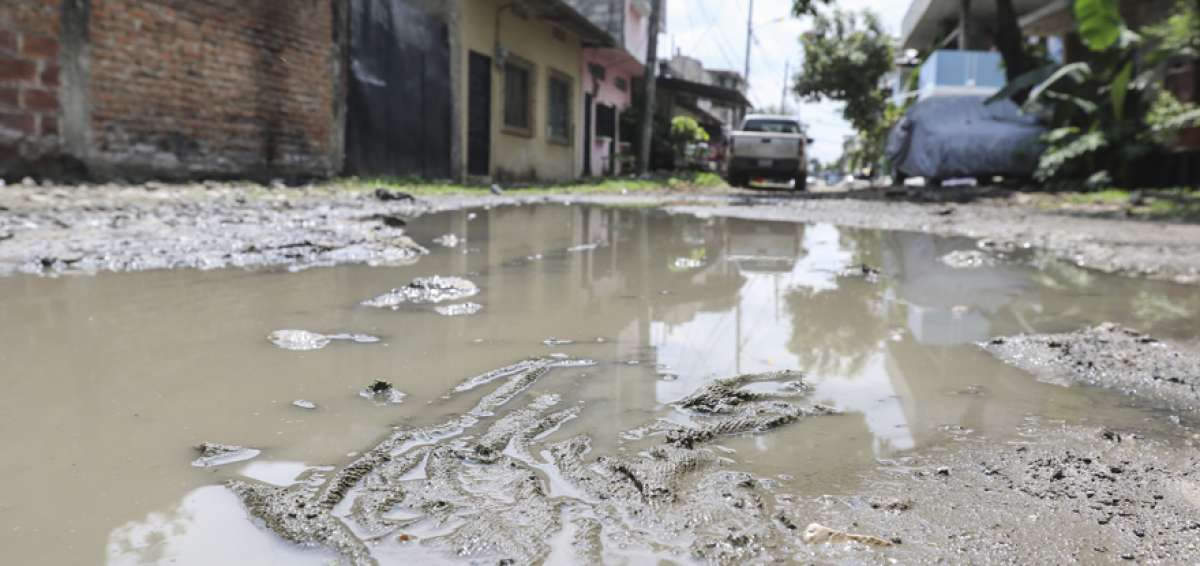 Debido a la falta de drenaje pluvial y pavimentaci&oacute;n, las lluvias recientes ocasionan anegaciones.