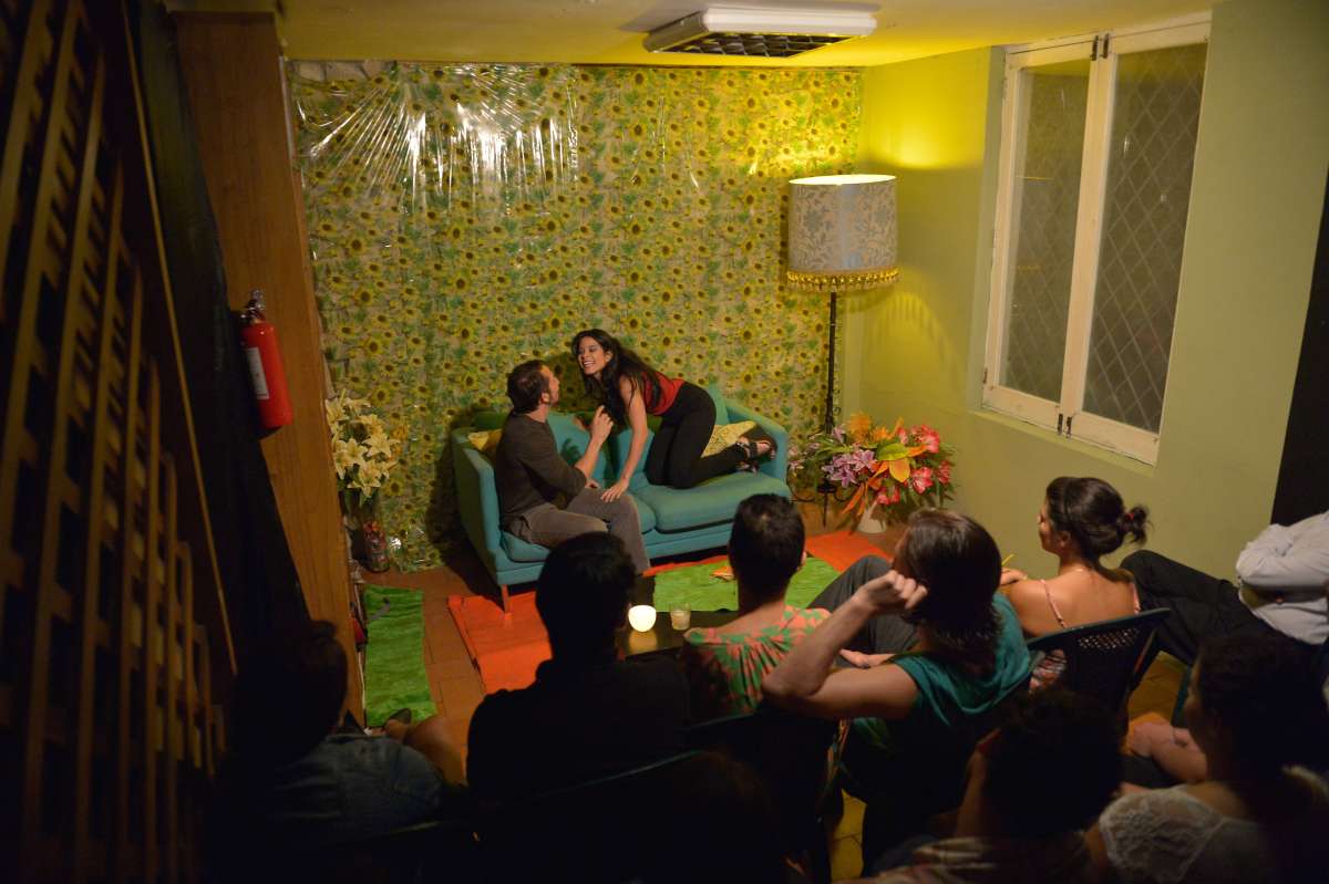 Desde una peque&ntilde;a sala de muebles turquesas, tapetes verdes y naranjas con un incendiado tapiz de girasoles en la pared y una iluminaci&oacute;n tenue, inicia la funci&oacute;n de Cena para dos. Se trata de una comedia negra &ndash; poco&ndash; rom&aacute;ntica.