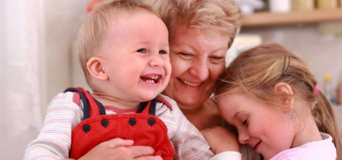 El incremento de nietos que requieren cuidado puede sobrepasar las posibilidades de las abuelas, que por lo general no manifiestan la sobrecarga de trabajo.