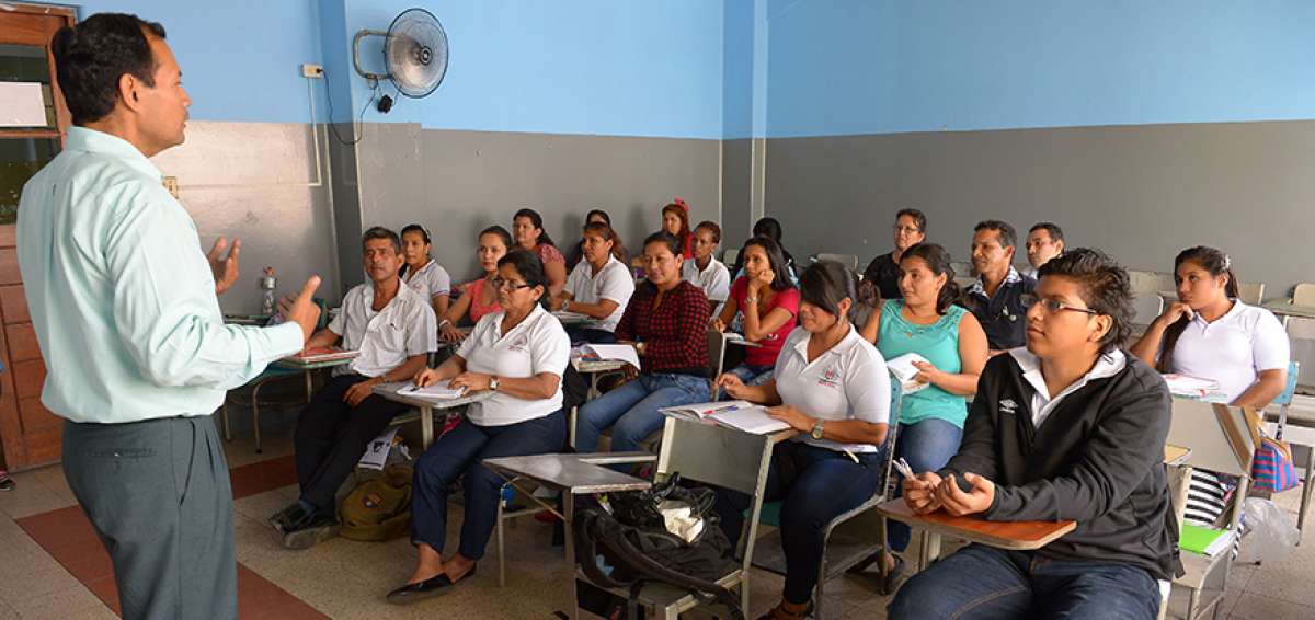 Un grupo de adultos recibe una tutor&iacute;a en los estudios a distancia. Por lo general, acude cada cierto tiempo para corregir falencias en las  tareas encomendadas.