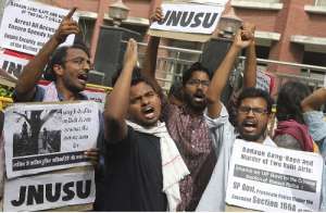  Miembros del sindicato estudiantil de la Universidad Jawaharlal Nehru corean consignas contra las autoridades de Uttar Pradesh durante una protesta convocada en Nueva Delhi. Foto: EFE