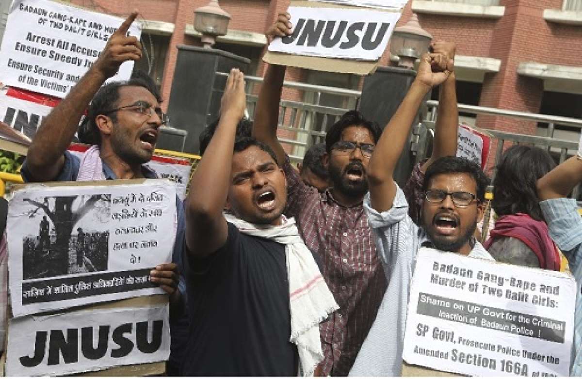  Miembros del sindicato estudiantil de la Universidad Jawaharlal Nehru corean consignas contra las autoridades de Uttar Pradesh durante una protesta convocada en Nueva Delhi. Foto: EFE