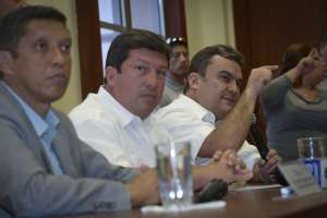 (De izq. a der.) El gobernador del Guayas, Julio C&eacute;sar Qui&ntilde;&oacute;nez; el ministro coordinador de Seguridad, C&eacute;sar Navas; y el ministro del Interior, Jos&eacute; Serrano, dieron una rueda de prensa en Guayaquil. Foto: Lylibeth Coloma/El Tel&eacute;grafo 