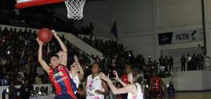 &rarr;Deportivo Quito (i) derrot&oacute; a Leonas en el segundo choque de los playoffs de la final de la Liga Ecuatoriana de Baloncesto Femenino de 2017.
