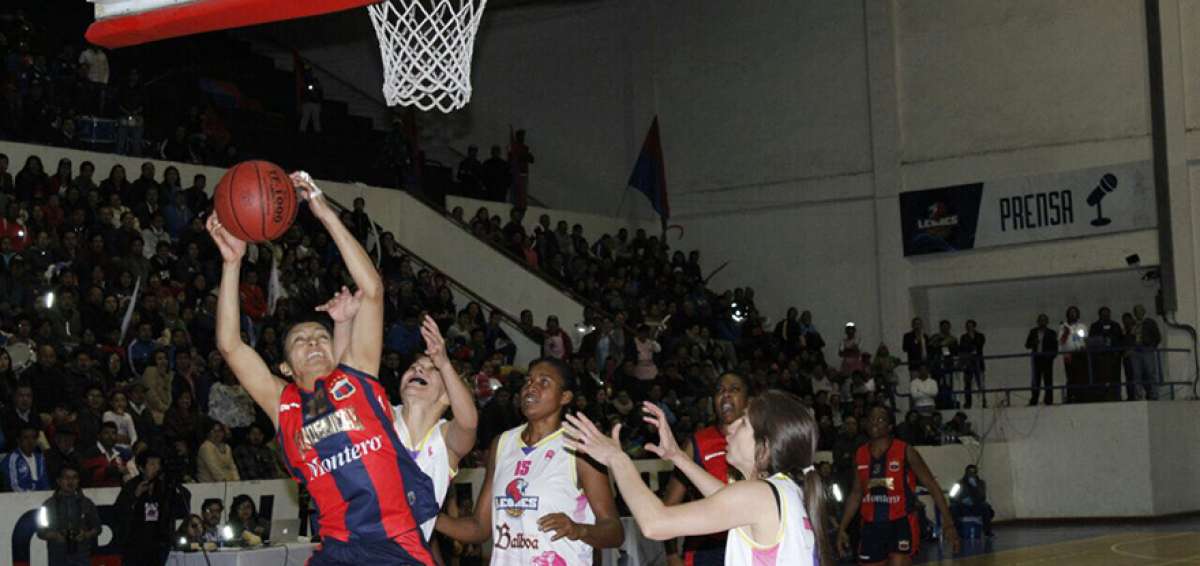 &rarr;Deportivo Quito (i) derrot&oacute; a Leonas en el segundo choque de los playoffs de la final de la Liga Ecuatoriana de Baloncesto Femenino de 2017.
