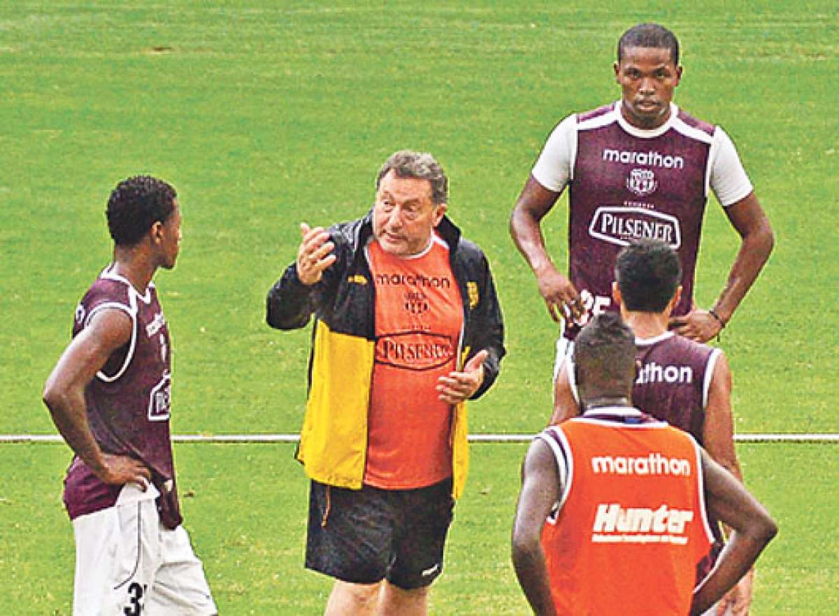 El uruguayo Rub&eacute;n Israel (centro) dirigi&oacute; su primera pr&aacute;ctica de f&uacute;tbol, la tarde de ayer, en la cancha principal del estadio Monumental. Foto: Eduardo Escobar | El Tel&eacute;grafo.