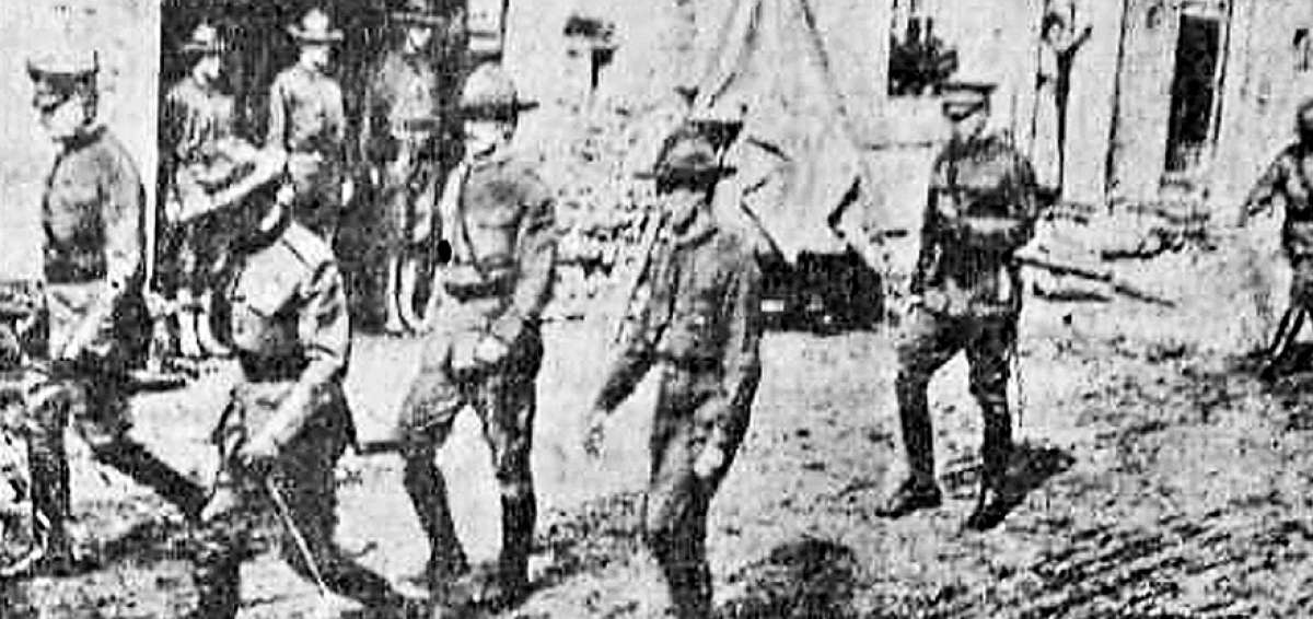 El general John Pershing dirige a tropas en Francia