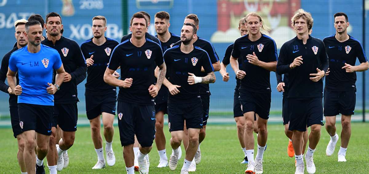 Los seleccionados croatas trotan en la cancha del complejo de Roshchino Arena, cerca de San Petersburgo, antes del partido de esta tarde.