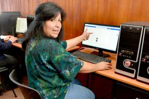 Los docentes del colegio Benigno Malo est&aacute;n aprovechando las ventajas que brinda la plataforma denominada Edmodo. Mediante este sistema est&aacute;n en contacto permanente con padres de familia y estudiantes. Foto: Jos&eacute; Luis LLivisaca |  El Tel&eacute;grafo