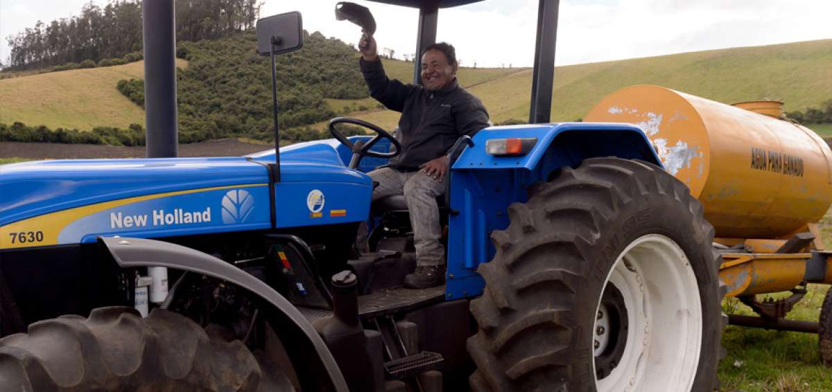 An&iacute;bal Cadena Gualag&aacute;n conduce su tractor en una finca que tiene en San Jos&eacute; de Tulc&aacute;n. 