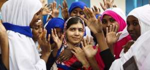 Malala, la persona m&aacute;s joven en recibir un Premio Nobel, inst&oacute; a los l&iacute;deres a rechazar soluciones a corto plazo a la crisis de refugiados.