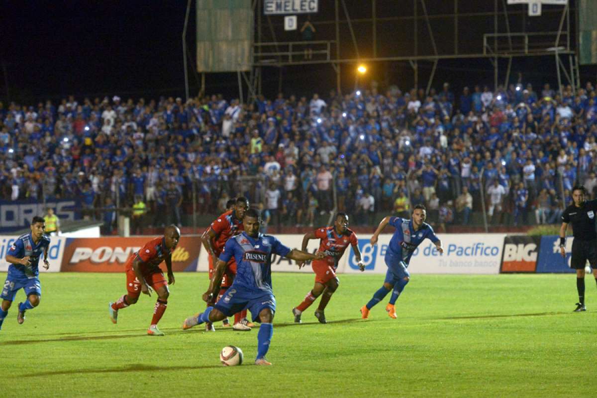 Jorge Guagua, durante la ejecuci&oacute;n de uno de los dos penaltis, ayer en la ciudad de Milagro. Foto: Jos&eacute; Mor&aacute;n / El Tel&eacute;grafo.