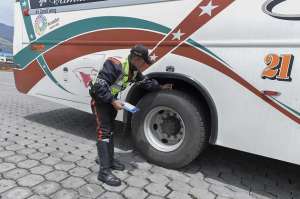 Los agentes de tr&aacute;nsito supervisaron el estado de los buses en las terminales. Foto: Miguel Jim&eacute;nez/ EL TEL&Eacute;GRAFO