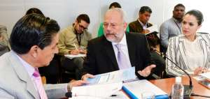 Carlos Pareja Yannuzzelli (centro) fue titular de Hidrocarburos entre noviembre de 2015 y abril de 2016.
