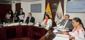 &rarr;La presidenta del CNE, Diana Atamaint, indic&oacute; que en el an&aacute;lisis del presupuesto trabajan los cinco consejeros. 