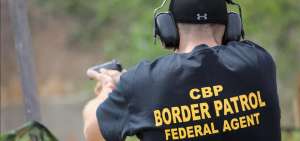 Las autoridades estadounidenses han rebajado los requisitos para la contrataci&oacute;n de agentes fronterizos. En la imagen una pr&aacute;ctica de tiro de la CBP.