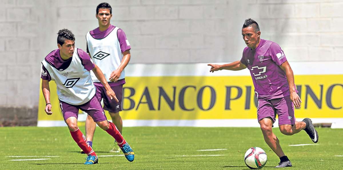 El volante H&oacute;lguer Matamoros (der.) ser&aacute; titular en el medio campo de Liga de Quito contra Aucas. Foto: John Guevara / El Tel&eacute;grafo
