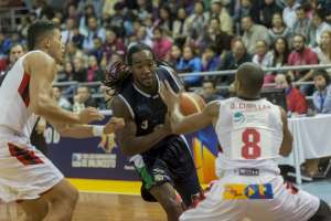 Blake Walker (c), con 10 puntos, fue una de las figuras que tuvo el quinteto de la UTE. Foto: Fernando Sandoval / El Tel&eacute;grafo