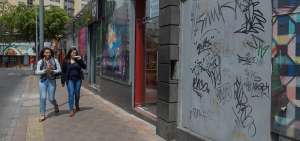 Las fachadas de propiedades privadas y negocios no escapan a la acci&oacute;n de grafiteros y otros grupos. 