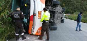 Un choque entre un jeep y una buseta se produjo en la v&igrave;a Cuenca-Molleturo.