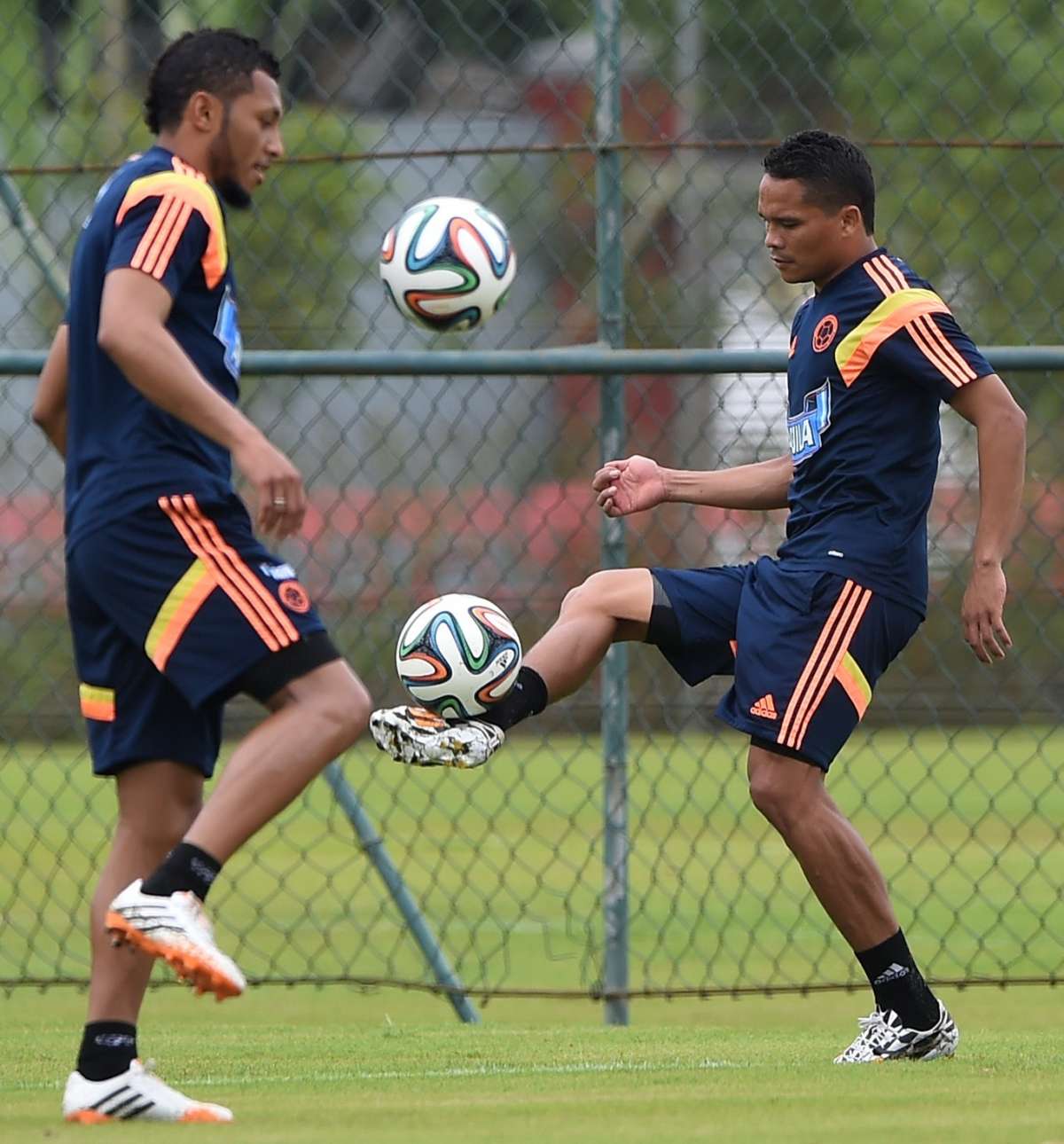 Carlos Bacca (d.) a&uacute;n no ha debutado en el mundial Brasil 2014. Foto: AFP