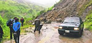 Los torrenciales aguaceros causan deslizamientos que bloquean las v&iacute;as en Pangua. Lo mismo ocurre en Sigchos, donde varias comunas est&aacute;n aisladas.