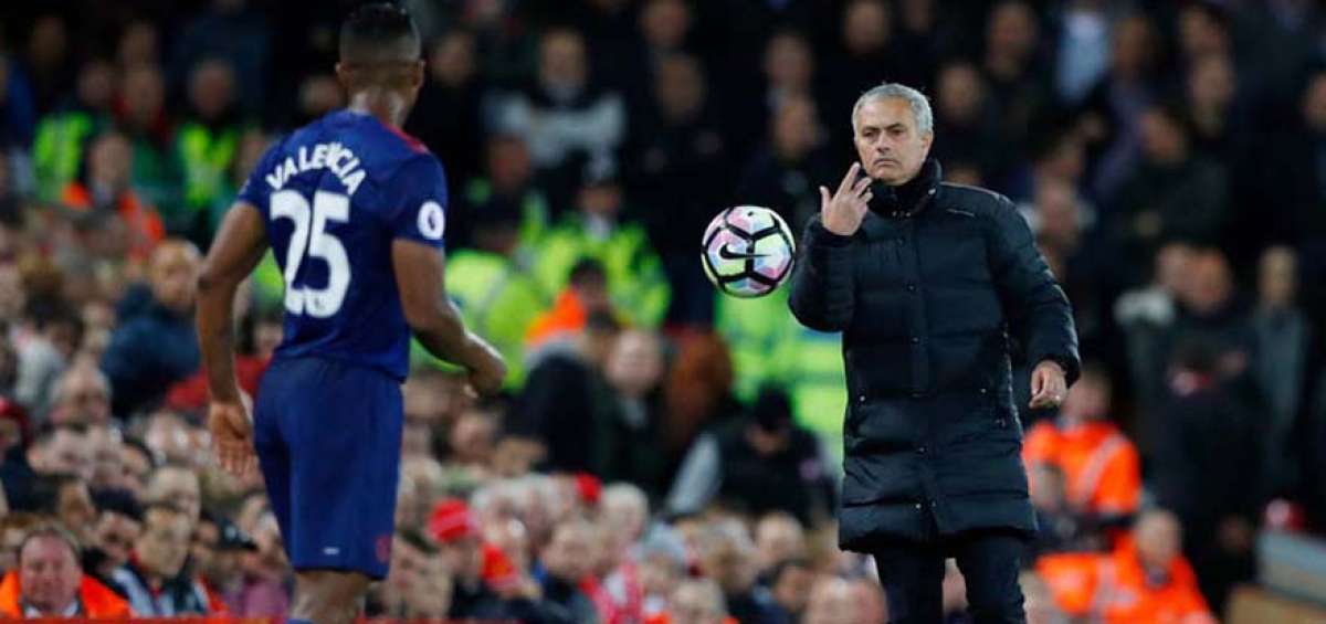Mourinho y Antonio Valencia no tendr&iacute;an buena relaci&oacute;n