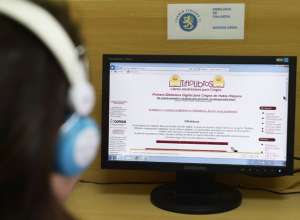 Tiflonexos, la red social del proyecto, tiene 7.500 inscritos, en forma gratuita, y 300 instituciones adheridas. Ahora la biblioteca digital pone en red unos 50.000 t&iacute;tulos en espa&ntilde;ol. Fotos: AFP