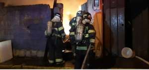 Los agentes sofocaron las llamas en el inmueble.