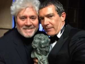 Antonio Banderas estrena cuenta en Twitter con un Goya y Almod&oacute;var