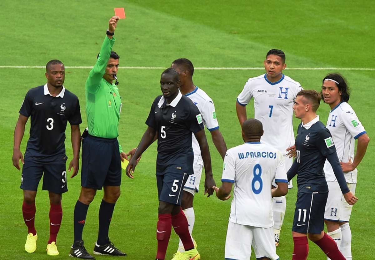 Wilson Palacios (8) recibi&oacute; la cartulina amarilla en el partido ante Francia. Foto: AFP