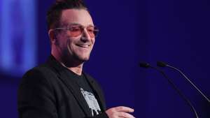 Bono y One Direction unen sus voces contra el &eacute;bola